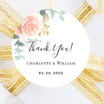 Sticker Rond Rose or floral eucalyptus merci mariage<br><div class="desc">Une arrière - plan blanche design. Décoré d'or rose vert couleur eau et de fleurs roses rousses,  rose,  eucalyptus feuille,  sprigs,  verdure,  feuilles faux or. Personnalisez et ajoutez vos noms et une date. Avec le texte : Merci !</div>