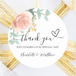 Sticker Rond Rose or floral eucalyptus merci mariage<br><div class="desc">Une arrière - plan blanche design. Décoré d'or rose vert couleur eau et de fleurs roses rousses,  rose,  eucalyptus feuille,  sprigs,  verdure,  feuilles faux or. Personnalisez et ajoutez vos noms et une date. Avec le texte : Merci !   un petit coeur.</div>