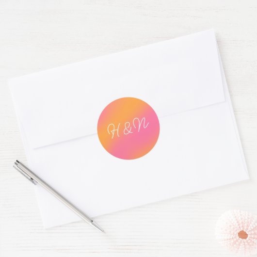 Sticker Rond Rose Orange Blanc Simple Script Monogramme (Enveloppe)