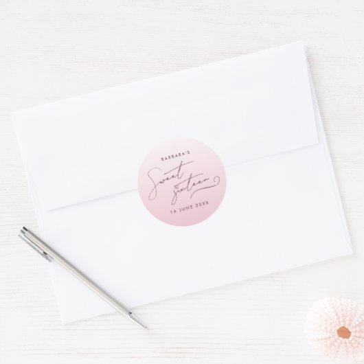Sticker Rond Rose Pâle Élégant Ombré Script Dix-Seize Ans (Enveloppe)