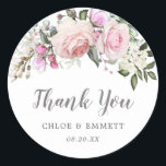 Sticker Rond Rose rose vierge Fleur mariage Favoriser<br><div class="desc">Élégant mariage rose rose floral merci sticker. Les roses roses roses et les fleurs blanches d'hydrangée sont nichées dans de doux feuilles verts sauge. Ils forment un spray au sommet du sceau de faveur de mariage. Le Merci est écrit dans un texte très populaire. Les noms des couples mariages sont...</div>