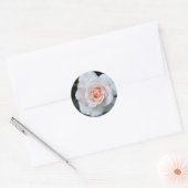 Sticker Rond Rosebud rose pâle sur Arrière - plan noir (Enveloppe)