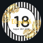 Sticker Rond roses dorés à 18 ans sur bandes blanches noires<br><div class="desc">Un autocollant pour une fête de 18e anniversaire. Bandes verticales noires et blanches classiques en arrière - plan. Avec comme décoration des roses en faux or féminins et féminins. Cadre avec modèle pour l'âge, le nom et la date. Nombre 18 ans en noir et date en noir. Le nom est...</div>