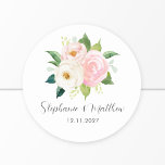 Sticker Rond Roses rose pâle Mariage botanique floral<br><div class="desc">Ces autocollants de mariage présentent un motif floral aquarelle avec des roses roses roses et un feuillage vert. Personnalisez-les avec votre propre texte. Ces étiquettes font partie d'une collection qui comprend une gamme de papier à lettres mariage et d'autres articles mariages correspondants. Veuillez consulter la page de collection ou visiter...</div>