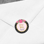 Sticker Rond Roses roses roses et Polka noir blanc point Enregi<br><div class="desc">Chic Floral Save the Date autocollants ronds avec une bordure en faux or, pois noir et blanc et quelques roses roses. Utilisez-le pour sceller votre enregistrement des enveloppes de date ou pour la décoration. Consultez la correspondance enregistrer la carte de date dans mon magasin ici -> http://www.zazzle.com/black_white_stripes_roses_wedding_save_the_date_card-256251464667911838?rf=238364477188679314 Personnalisez-la avec vos...</div>