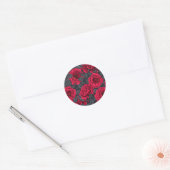 Sticker Rond Roses rouges avec feuilles gris sur noir (Enveloppe)