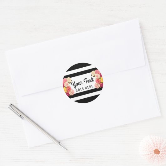 Sticker Rond Roses sur rayures noires et blanches chic et moder (Enveloppe)