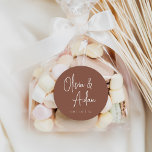 Sticker Rond Rouille | Mariage de script manuscrit moderne<br><div class="desc">Conçu pour correspondre à nos invitations de mariage de Script manuscrit moderne. Une belle conception typographique à l'atmosphère minimaliste,  avec un script manuscrit moderne et des lettres serif classiques sur un arrière - plan en terre cuite rouille.</div>