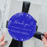 Sticker Rond Royal bleu argent parties scintillant coeur merci<br><div class="desc">Arrière - plan royal bleu classique,  la couleur bleue est inégale. Décoré avec une parties scintillant en faux argent,  des étincelles et un coeur. Personnalisez et ajoutez vos noms. Avec le texte : Merci de partager notre journée spéciale.</div>