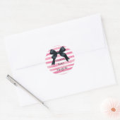Sticker Rond Ruban noir avec des bandes roses et blanches perso (Enveloppe)