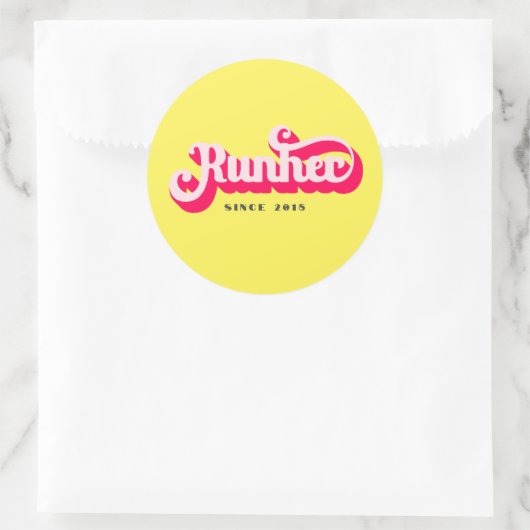 Sticker Rond Runher Runher Runher Pink Bold Retro Font Motivati (Sac)