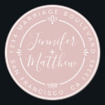 Sticker Rond Rustic Chic Mariage Monogramme Adresse de retour R<br><div class="desc">Chic, moderne et simple mariage fait maison autocollant d'adresse de retour avec vos noms et adresse en blanc élégante calligraphie manuscrite et typographie stylisée sur un arrière - plan rose argent, orné de lauriers et autres détails décoratifs rustiques. Ajoutez simplement votre nom et votre adresse de monogramme conçus exclusivement pour...</div>
