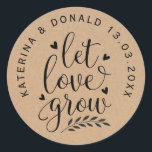 Sticker Rond Rustic Kraft laisse l'amour croître semences Maria<br><div class="desc">Kraft Rustique Laisser L'Amour Cultiver Des Semences Mariages. Ajoutez une touche amusante de couleur et de style unique à votre mariage ou à votre douche nuptiale préférée. Un sac de douche nuptiale est un grand complément à la planification de la fête. Ces sacs uniques seront facilement utilisés comme un cadeau...</div>