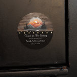 Sticker Rond Rustic Mountain Valley Forest Sunset Wedding Favor<br><div class="desc">Découvrez l'essence de la beauté de la nature avec cette magnifique suite de Faire-part de mariage de Sunset Forest de la vallée de la Montagne Rustique. charme d'une retraite boisée isolée, cette suite dispose d'un coucher de soleil surplombant une vallée boisée brumeuse, complétée par une texture de barbecue et un...</div>