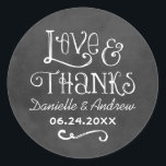 Sticker Rond Rustic Script Love et Merci Chalkboard Mariage<br><div class="desc">Charming chalkboard les stickers de faveur disposent de "Love & Thanks" avec un monogramme de mariage personnalisé en polices de style manuscrit qui ont un aspect craie blanche. Arrière - plan a un aspect rustique en carton noir texturé.</div>