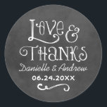 Sticker Rond Rustic Script Love et Merci Chalkboard Mariage<br><div class="desc">Charming chalkboard les stickers de faveur disposent de "Love & Thanks" avec un monogramme de mariage personnalisé en polices de style manuscrit qui ont un aspect craie blanche. Arrière - plan a un aspect rustique en carton noir texturé.</div>