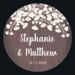 Sticker Rond Rustic Wood Babys Respire Gypsophila Mariage<br><div class="desc">Ces autocollants de mariage présentent un design rustique en bois avec des bébés blancs respirent les fleurs gypsophiles. Personnalisez-les avec vos propres noms et date mariage. Ces autocollants sont idéaux pour les scellés d'enveloppe ou les décorations de mariage. Visitez notre magasin pour voir la gamme complète des produits correspondants.</div>