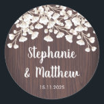 Sticker Rond Rustic Wood Babys Respire Gypsophila Mariage<br><div class="desc">Ces autocollants de mariage présentent un design rustique en bois avec des bébés blancs respirent les fleurs gypsophiles. Personnalisez-les avec vos propres noms et date mariage. Ces autocollants sont idéaux pour les scellés d'enveloppe ou les décorations de mariage. Visitez notre magasin pour voir la gamme complète des produits correspondants.</div>