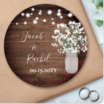 Sticker Rond Rustique Floral Mason Jar & Mariage Lumières<br><div class="desc">Ce design présente des fleurs d'haleine d'aquarelle dainty bébé dans un vase en bocal de maçon sur un arrière - plan en bois rustique avec des lampes à cordes. Cliquez sur le bouton personnaliser pour plus de flexibilité dans la modification du texte ou le déplacement des graphiques! Des variantes de...</div>