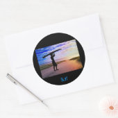 Sticker Rond Sable et nuages de surfeurs couchés (Enveloppe)