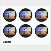 Sticker Rond Sable et nuages de surfeurs couchés (Feuille)