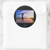 Sticker Rond Sable et nuages de surfeurs couchés (Sac)