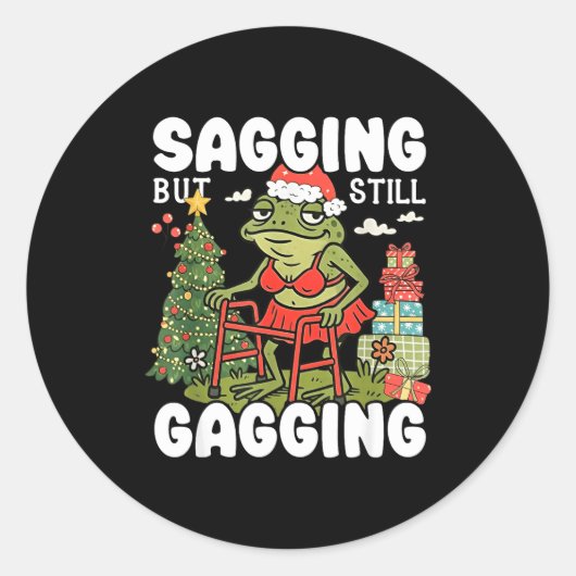 Sticker Rond Sagging But Still Gagging Funny Meme Sarcastic Chr (Devant)