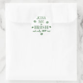 Sticker Rond Saint Patrick's Day Funny Kiss Me Je suis Irlandai (Sac)