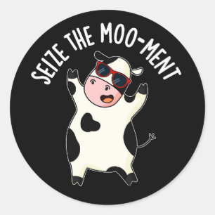 Sticker Rond Saisir Le Moment Vache Drôle Pun Fond Sombre