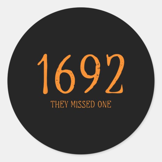 Sticker Rond Salem 1692 Ils Ont Manqué Une Sorcière D'Halloween (Devant)