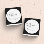 Sticker Rond Salutations minimum noir blanc Script personnalisé<br><div class="desc">Sticker noir blanc minimaliste Mariage personnalisé Classique rond</div>