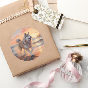 Sticker Rond Sandy Paws Alaskan Malamute Chien sur le coucher d