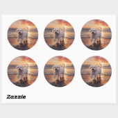 Sticker Rond Sandy Paws Bichon Frise Dog sur Beach Sunset (Feuille)
