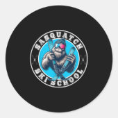 Sticker Rond Sasquatch Ski School Funny Bigfoot Skiing (Devant)