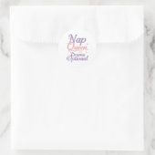 Sticker Rond Sassy "Nap Queen" Pastel Typography (Sac)