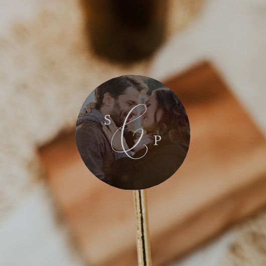 Sticker Rond Sceau d'enveloppe Mariage photo sombre de Monogram