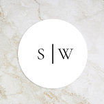 Sticker Rond Sceau d'enveloppe Mariage simple et moderne<br><div class="desc">Ce design simple et moderne d'enveloppe monogramme mariage est une combinaison intemporelle de charme classique et de simplicité contemporaine. Conçu dans un style minimaliste, ce design présente des lignes épurées, des tons neutres et une palette sophistiquée de noir et blanc, assurant une simplicité raffinée à chaque détail. Que vous planifiez...</div>