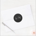Sticker Rond Sceau d'enveloppe minimaliste en noir et blanc pou<br><div class="desc">Ajoutez une touche d'élégance raffinée à votre correspondance mariage avec nos sceaux d'enveloppes minimalistes en noir et blanc Mariage. Chaque sceau présente les initiales dans une police sophistiquée, dressée contre un arrière - plan noir foncé, qui incarne l'essence du minimalisme moderne. Ces sceaux sont parfaits pour sécuriser vos invitations de...</div>