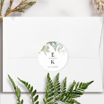 Sticker Rond Sceau/Favoriser Mariage Monogramme  de verdure chi<br><div class="desc">Ajoutez un détail élégant à vos enveloppes mariages et/ou faveurs de mariage avec cet élégant autocollant étiquette monogramme verdoyant. Design élégant mais minimal et simple avec des branches vertes délicates d'aquarelle Eucalyptus avec des feuilles présentant les initiales du couple et une ligne de texte supplémentaire, idéal pour une date ou...</div>