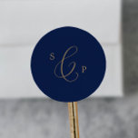 Sticker Rond Sceau Mariage pour lunogrammes de la marine d'or<br><div class="desc">Ces enveloppes de mariage en or et en monogramme marine sont parfaites pour un mariage moderne. Le design minimaliste romantique présente une belle et élégante typographie de champagne jaune doré sur un arrière - plan bleu marine au look épuré et simple. Personnalisez ces autocollants avec les initiales de la mariée...</div>
