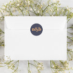 Sticker Rond Sceau simple d'enveloppe de Mariage monogramme<br><div class="desc">Un autocollant mariage au design simple et moderne. Modifiez facilement les initiales à l'aide de l'outil d'édition de Zazzle. Si vous souhaitez modifier l'arrière - plan ou la couleur,  entrez l'outil de conception et sélectionnez-le dans le sélecteur de couleurs. Sceau simple d'enveloppe de Mariage monogramme.</div>