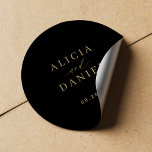 Sticker Rond Sceau simple minimaliste élégant enveloppe de mari<br><div class="desc">Élégant autocollant simple à enveloppe noire de faire-part de mariage avec un élégant script de calligraphie en faux or chic et élégant. Facilité de personnalisation avec vos détails ! Convient aux mariages noirs de cravate neutre formels. Veuillez noter que la couleur arrière - plan peut être modifiée pour correspondre à...</div>