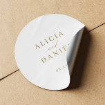 Sticker Rond Sceau simple minimaliste élégant enveloppe de mari<br><div class="desc">Élégant autocollant simple d'enveloppe de faire-part de mariage minimale avec un élégant style élégant et élégant script de calligraphie en faux or. Facilité de personnalisation avec vos détails ! Convient aux mariages noirs de cravate neutre formels. Veuillez noter que la couleur arrière - plan peut être modifiée pour correspondre à...</div>