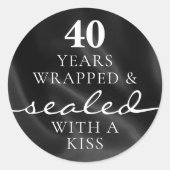 Sticker Rond Scellé avec un baiser Noir 40e anniversaire (Devant)