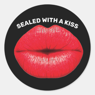 STICKER ROND SCELLÉ AVEC UN BÂTIMENT À LÈVRES ROUGES KISS