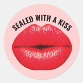 STICKER ROND SCELLÉ AVEC UN KISS, BÂTIMENTS À LÈVRES ROUGES KIS (Devant)