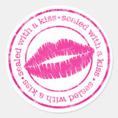 Sticker Rond Scellé avec un sceau de lèvres roses Kiss (Devant)