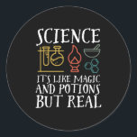 Sticker Rond Science comme la magie et la potion Geek scientifi<br><div class="desc">Science. C’est comme de la magie et de la potion, mais vrai. Conception scientifique inspirante pour ceux qui croient en la preuve scientifique, l'expérience de laboratoire et la recherche. Marchandises motivationnelles cool pour les professeurs de sciences, les scientifiques et les étudiants. Parfait pour geek scientifique, nerd, enseignant et étudiant qui...</div>
