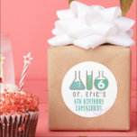 Sticker Rond Science Experiment Green Boy Anniversaire<br><div class="desc">L'autocollant de fête d'anniversaire de ce garçon cool "expérience d'anniversaire" de science présente un arrière - plan blanc avec des flacons,  et un tube d'essai en vert. Personnalisez-vous pour répondre à vos besoins. Vous pouvez trouver des produits correspondants dans mon magasin.</div>