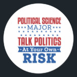 Sticker Rond Sciences politiques Parler de politique et de poli<br><div class="desc">Conception amusante pour la science politique ou poli sci majeure dans le collège ou l'université. Sciences politiques conception de nouveauté majeure avec des citations politiques amusantes. Grande idée de diplôme pour étudiant en sciences poli</div>